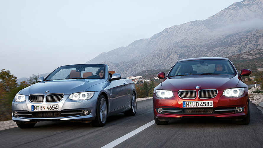 BMW 3. sērijas Sedan, E90, BMW 3. sērijas Cabrio, E93, piektā paaudze, priekšpuses skats uz ielas BMW 3. sērijas modeļi, BMW 3. sērijas Sedan, E90, BMW 3. sērijas Cabrio, E93, piektā paaudze, priekšpuses skats uz ielas