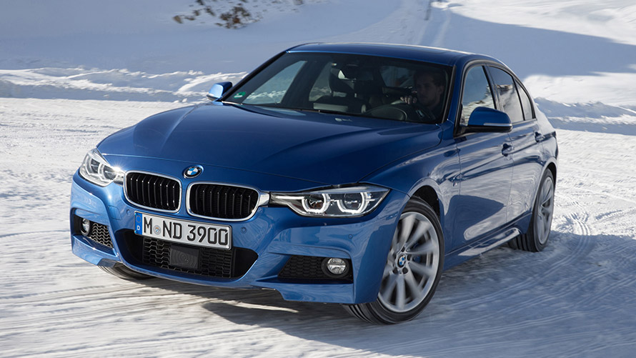 BMW 3. sērijas Sedan, F30, sestā paaudze, trīs ceturtdaļu priekšpuses skats sniegā BMW 3. sērijas modeļi, BMW 3. sērijas Sedan, F30, sestā paaudze, trīs ceturtdaļu priekšpuses skats sniegā
