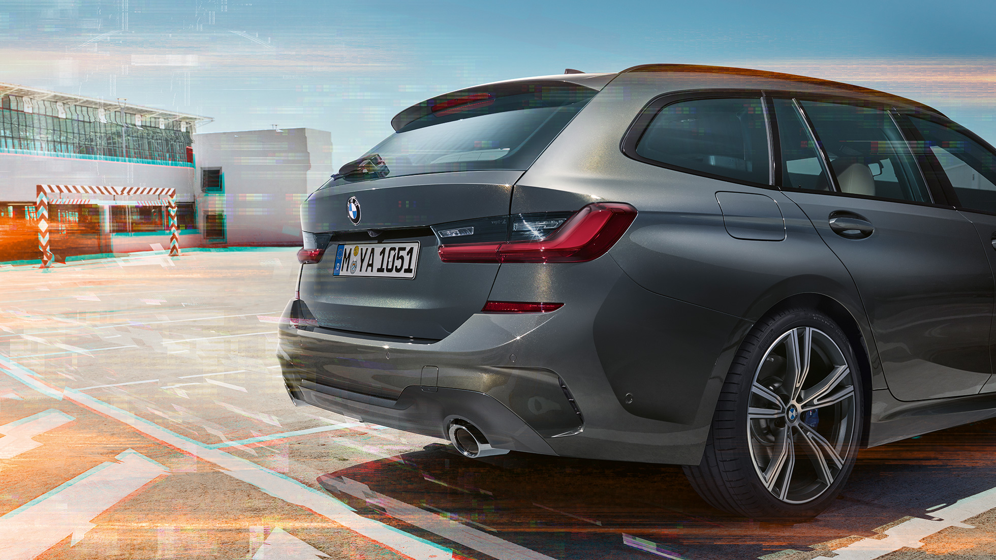 BMW 3. sērijas Touring, trīs ceturtdaļu aizmugures skats stāvvietā BMW 3. sērijas Touring, trīs ceturtdaļu aizmugures skats stāvvietā pilsētvidē