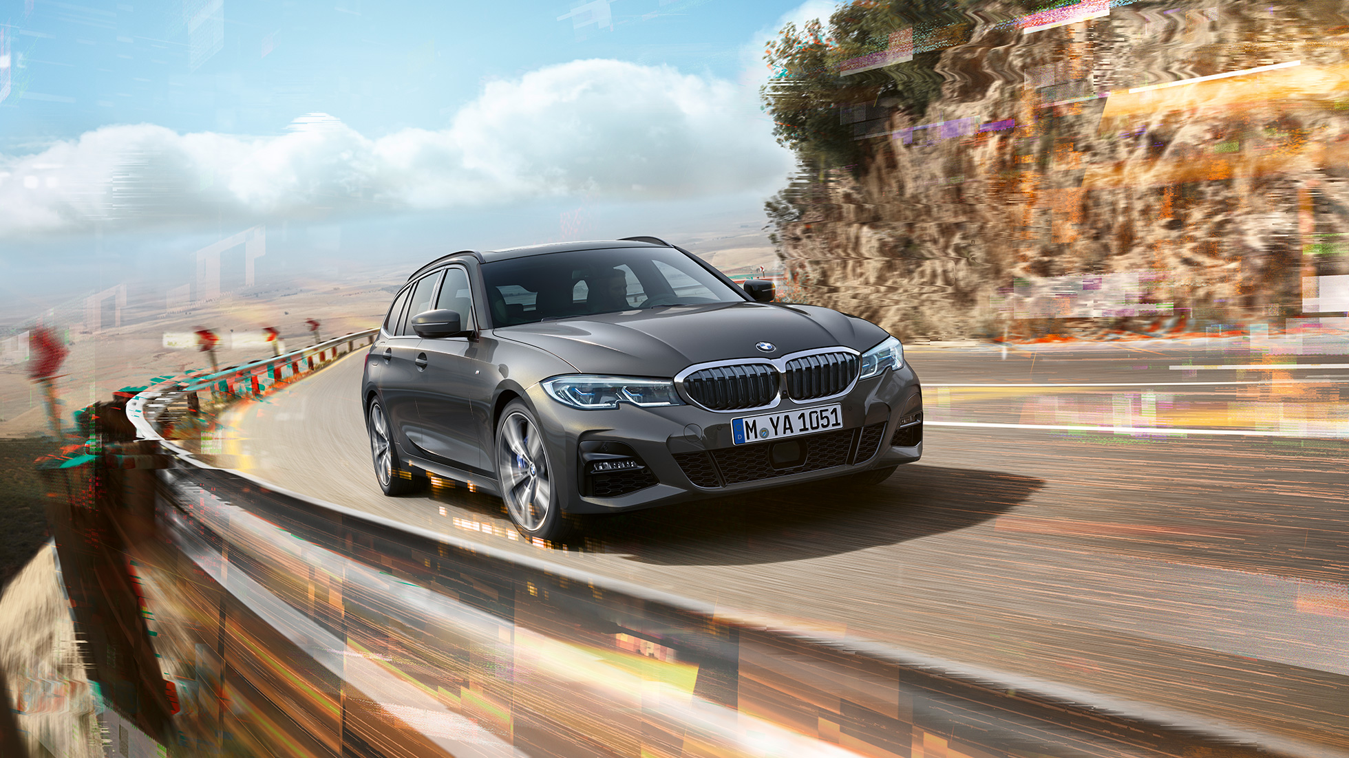 BMW 3. sērijas Touring, trīs ceturtdaļu skats no priekšpuses uz dizainu BMW 3. sērijas Touring, trīs ceturtdaļu skats no priekšpuses uz braucošu automobili uz tilta uz lauku apvidus fona