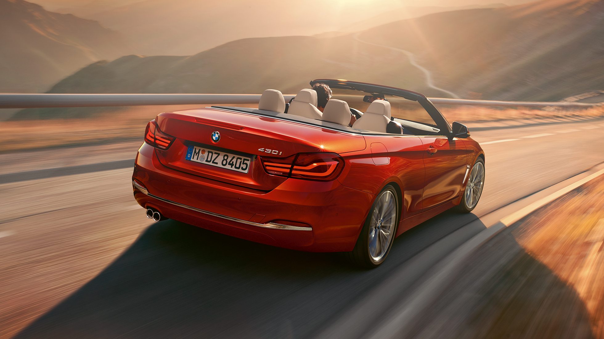 Skats no aizmugures uz BMW 4. sērijas Cabrio braucienā Skats no aizmugures uz BMW 4. sērijas Cabrio braucienā