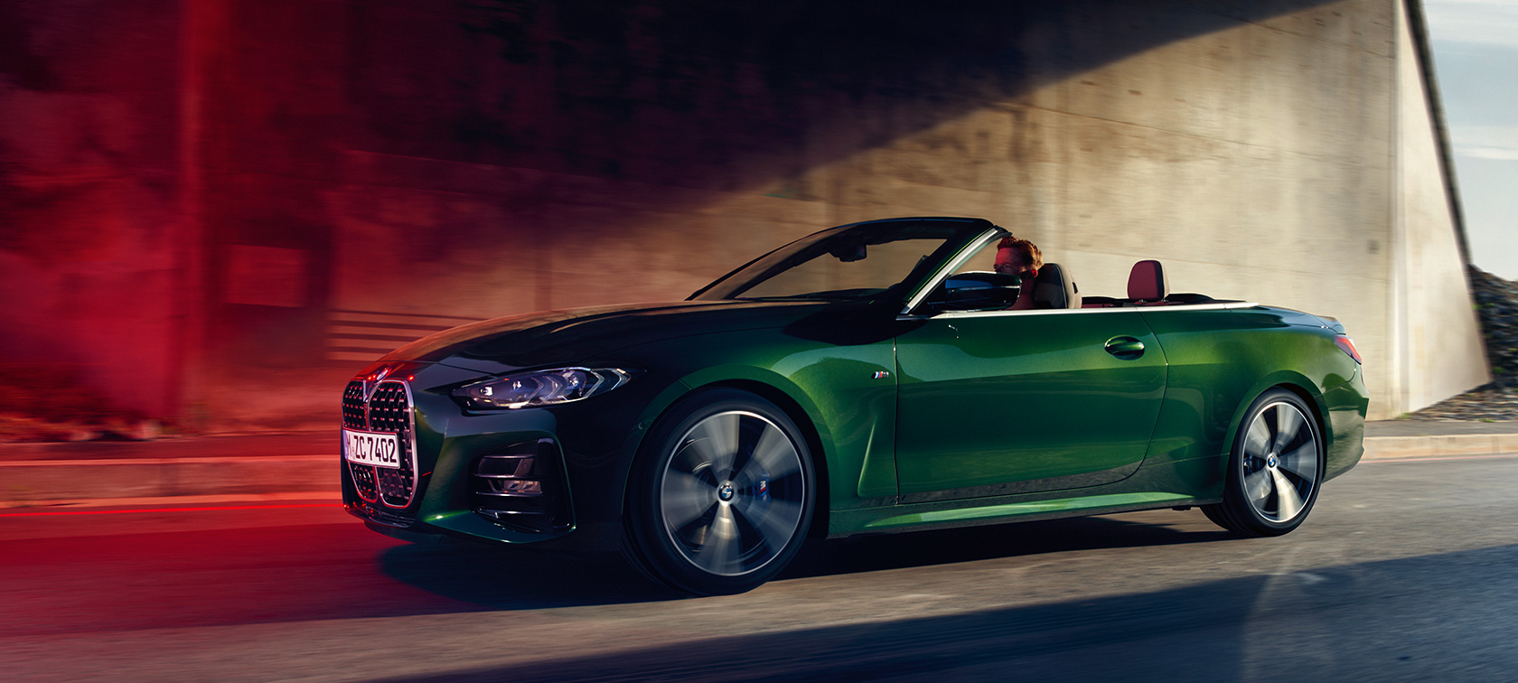 Trīs ceturtdaļu sānskats, BMW 4. sērijas Cabrio, G23, 2020, esot kustībā BMW 4. sērijas Cabrio, G23, 2020, metāliska Sanremo Green krāsa, trīs ceturtdaļu sānskats, esot kustībā