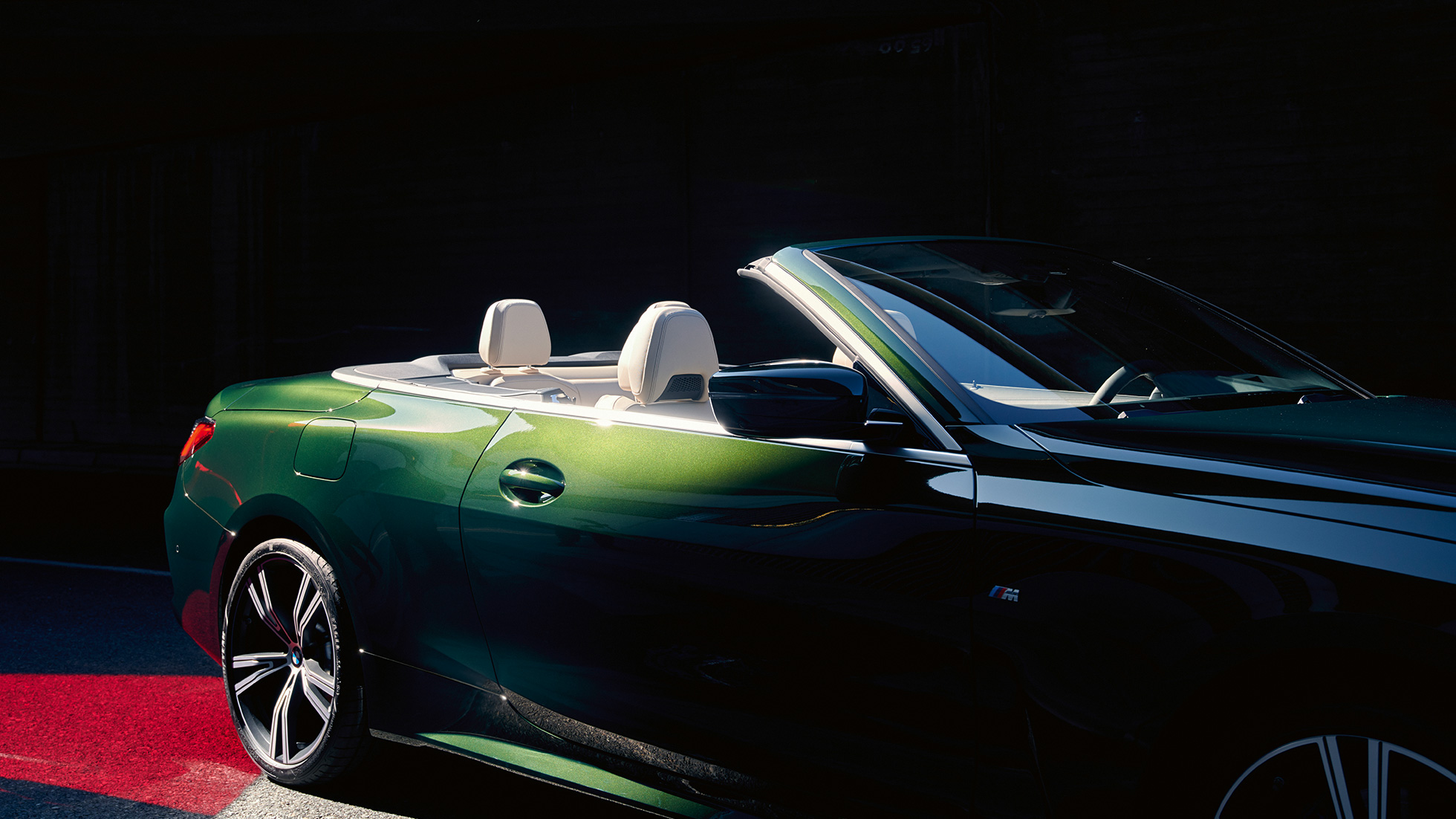 Trīs ceturtdaļu priekšpuses skats, BMW 4. sērijas Cabrio, G23, 2020 BMW 4. sērijas Cabrio, G23, 2020, metāliska Sanremo Green krāsa, trīs ceturtdaļu aizmugures skats, esot kustībā