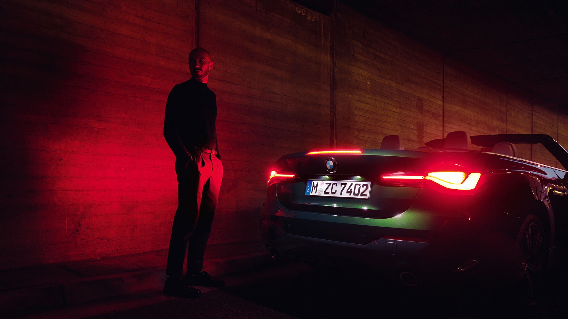 Sānskats ar nolaistu mīkstā seguma jumtu, BMW 4. Sērijas Cabrio, G23, 2020 BMW 4. sērijas Cabrio, G23, 2020, metāliska Sanremo Green krāsa, trīs ceturtdaļu priekšpuses skats ar nolaistu mīkstā seguma jumtu