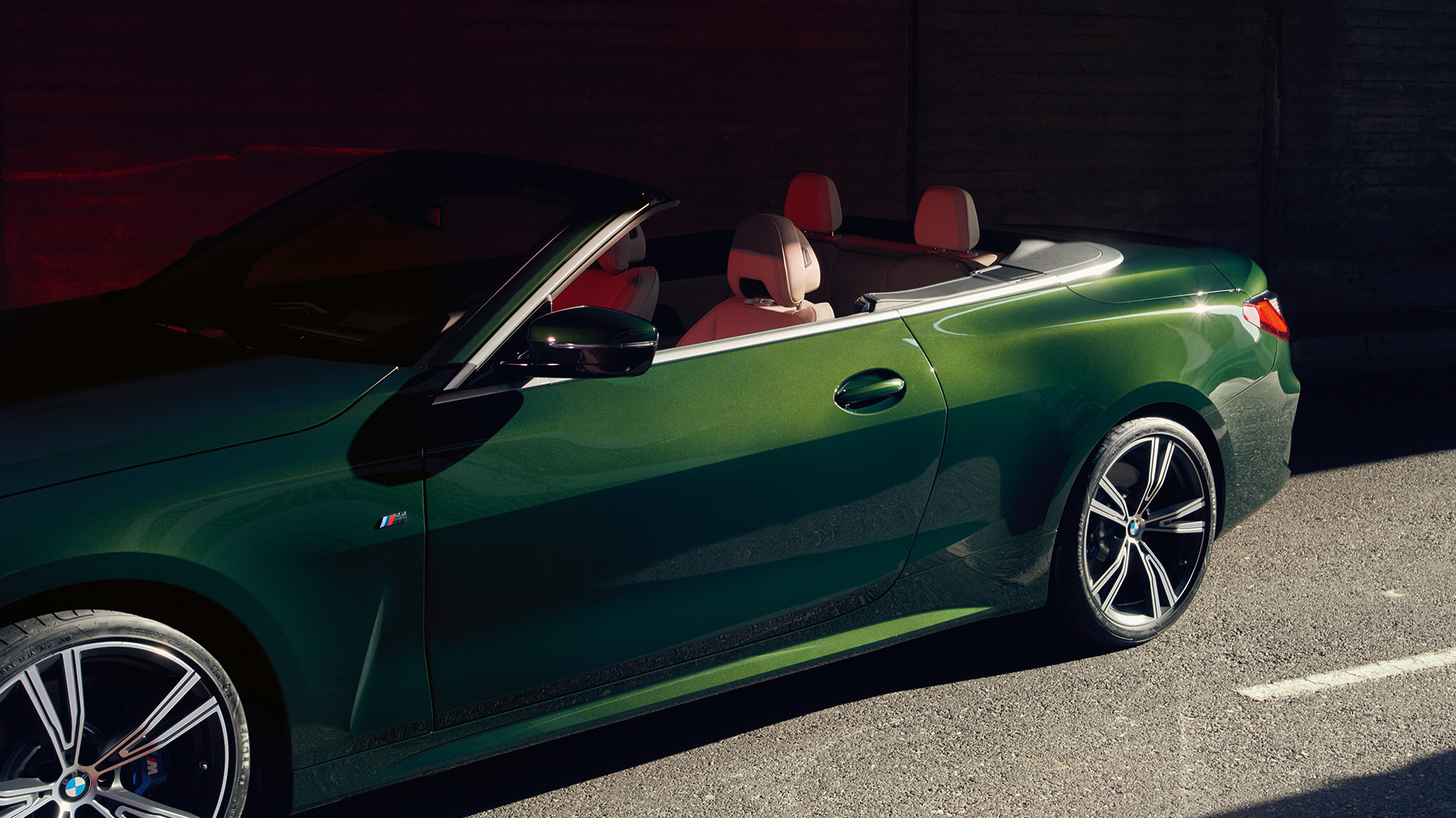 Sieviete vada BMW 4. sērijas Cabrio, G23, 2020 Sieviete vada BMW 4. sērijas Cabrio, G23, 2020, salons