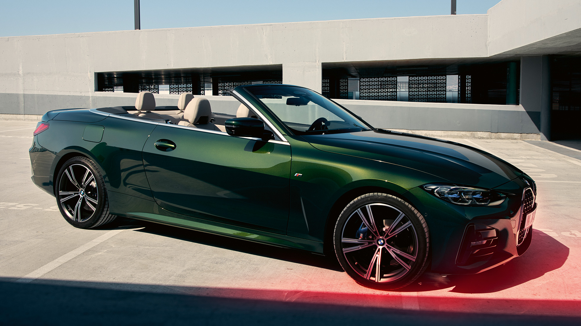 Trīs ceturtdaļu priekšpuses skats, BMW 4. sērijas Cabrio, G23, 2020, ar vīrieti BMW 4. sērijas Cabrio, G23, metāliska Sanremo Green krāsa, 2020,trīs ceturtdaļu priekšpuses skats ar vīrieti blakus šim automobilim