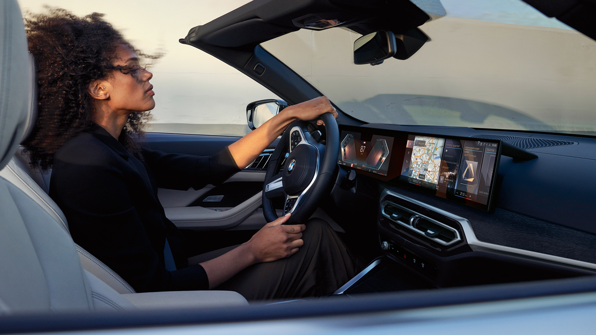 Kokpits, BMW 4. sērijas Cabrio, G23 BMW 4. sērijas Cabrio, G23, 2020, salons ar stūri, instrumentu panelis un vadības displejs