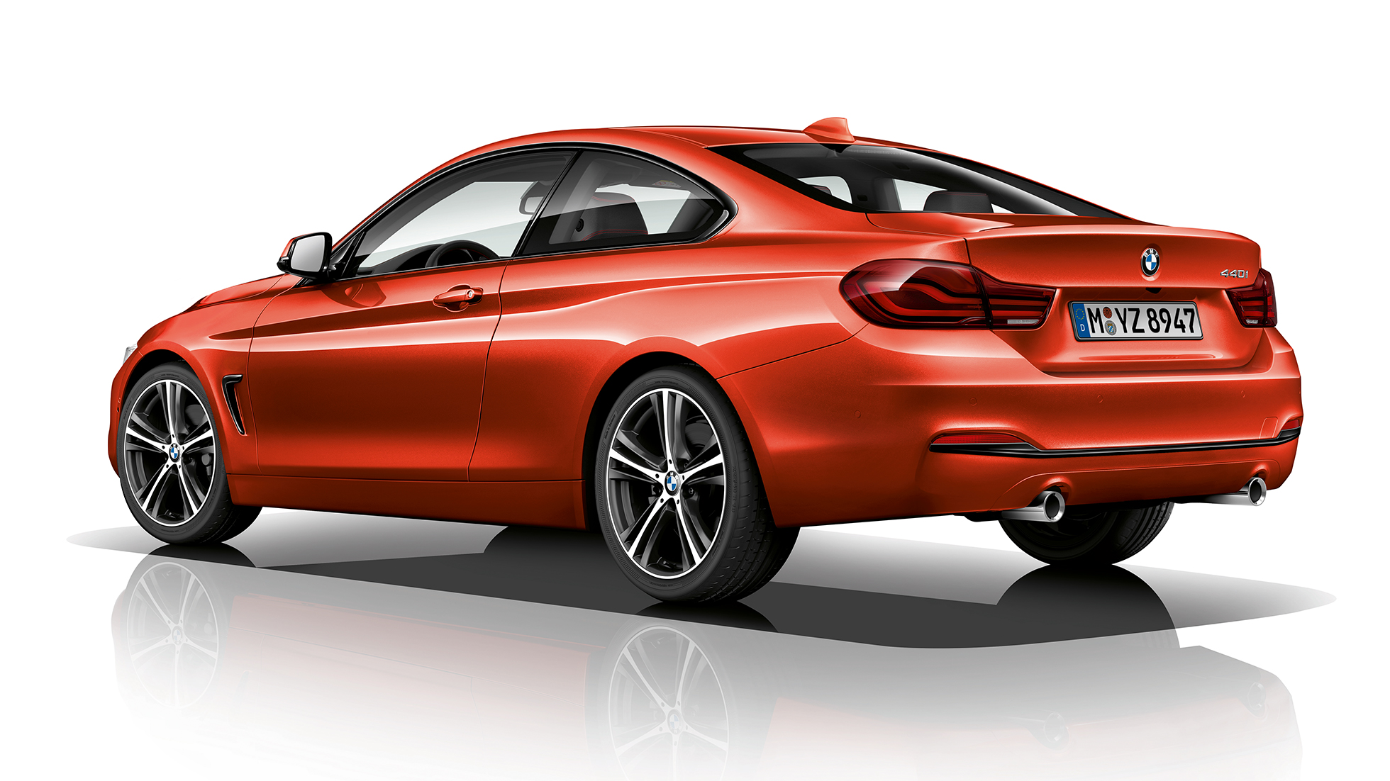 BMW 4. sērijas Coupé, Sport Line modeļa trīs ceturtdaļu aizmugures skats BMW 4. sērijas Coupé, Sport Line modeļa trīs ceturtdaļu aizmugures skats