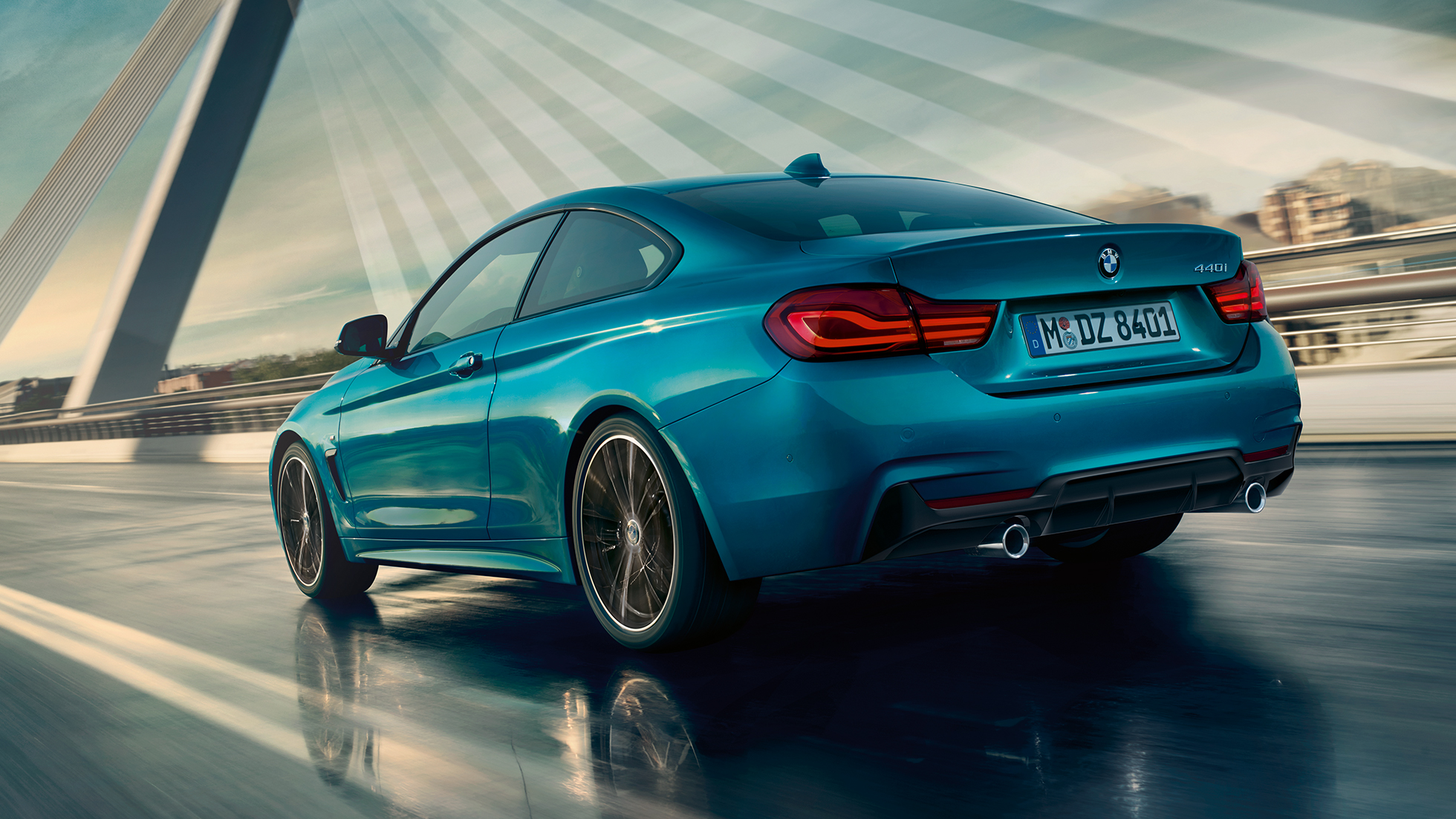 BMW 4. sērijas Coupé, trīs ceturtdaļu aizmugures skats BMW 4. sērijas Coupé, trīs ceturtdaļu aizmugures skats