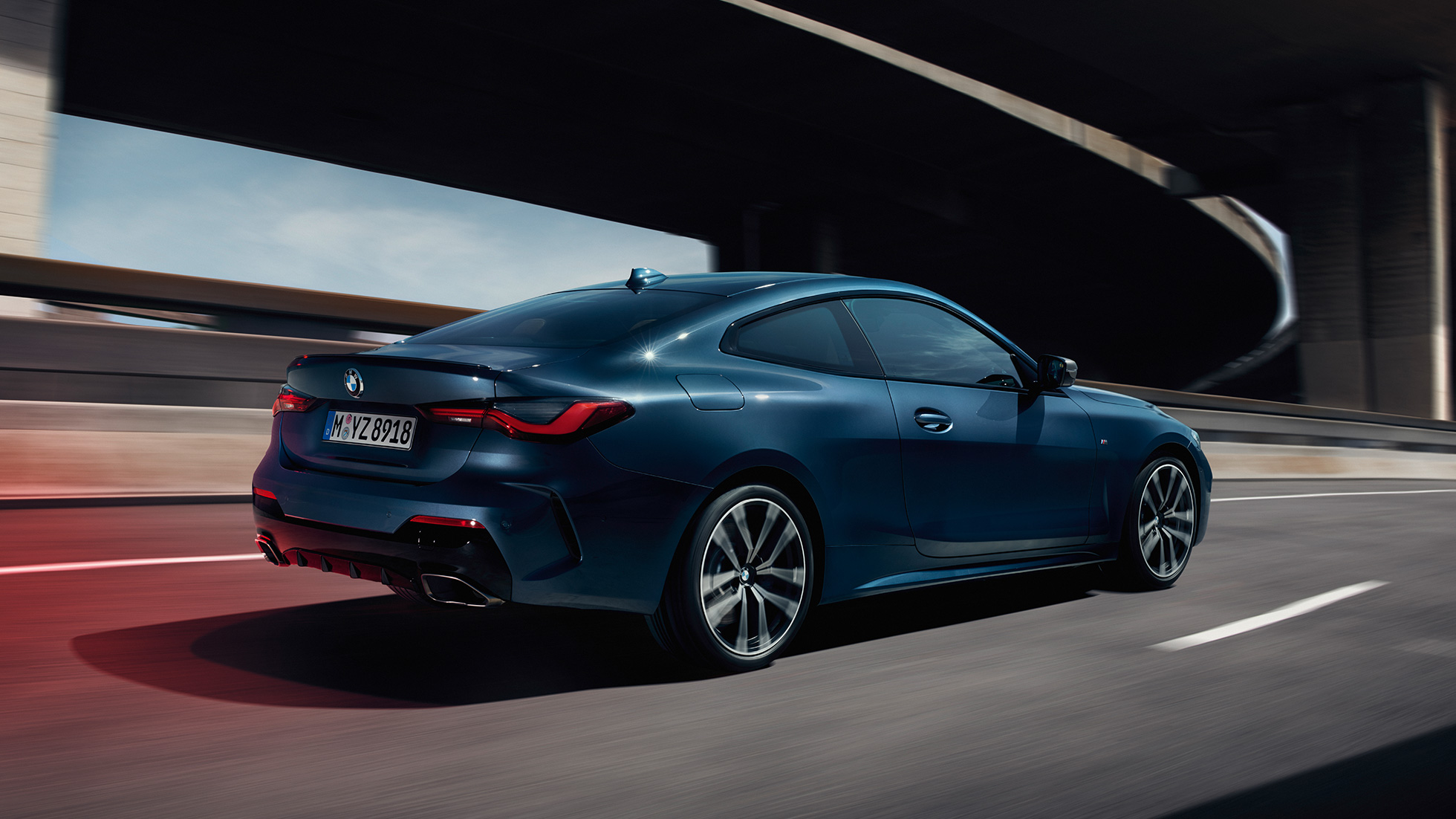 Trīs ceturtdaļu sānskats, BMW 4. sērijas Coupé, G22, 2020 BMW 4. sērijas Coupé, G22, 2020, metāliska Arctic Race Blue krāsa, trīs ceturtdaļu sānskats uz automobili kustībā