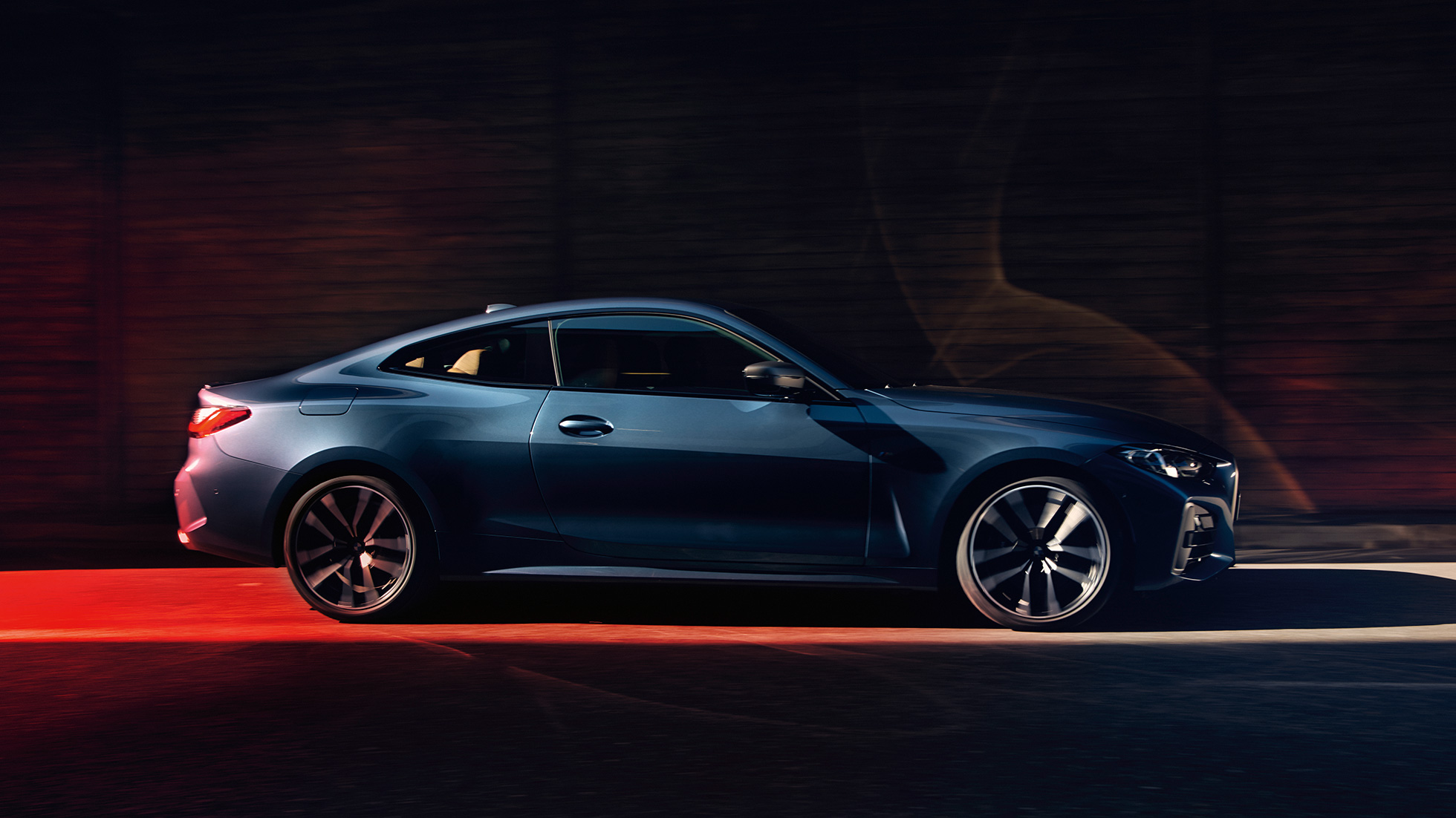 Sānskats, BMW 4. sērijas Coupé, G22, 2020 BMW 4. sērijas Coupé, G22, 2020, metāliska Arctic Race Blue krāsa, sānskats uz automobili kustībā