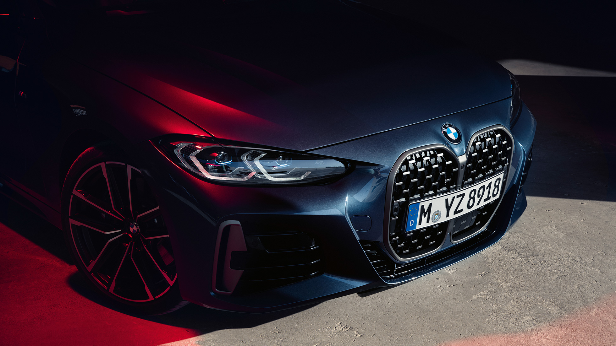 Trīs ceturtdaļu priekšpuses skats, BMW dubultais elipsveida režģis, BMW 4. sērijas Coupé, G22, 2020 BMW 4. sērijas Coupé, G22, 2020, metāliska Arctic Race Blue krāsa, trīs ceturtdaļu priekšpuses skats, BMW dubultais elipsveida režģis