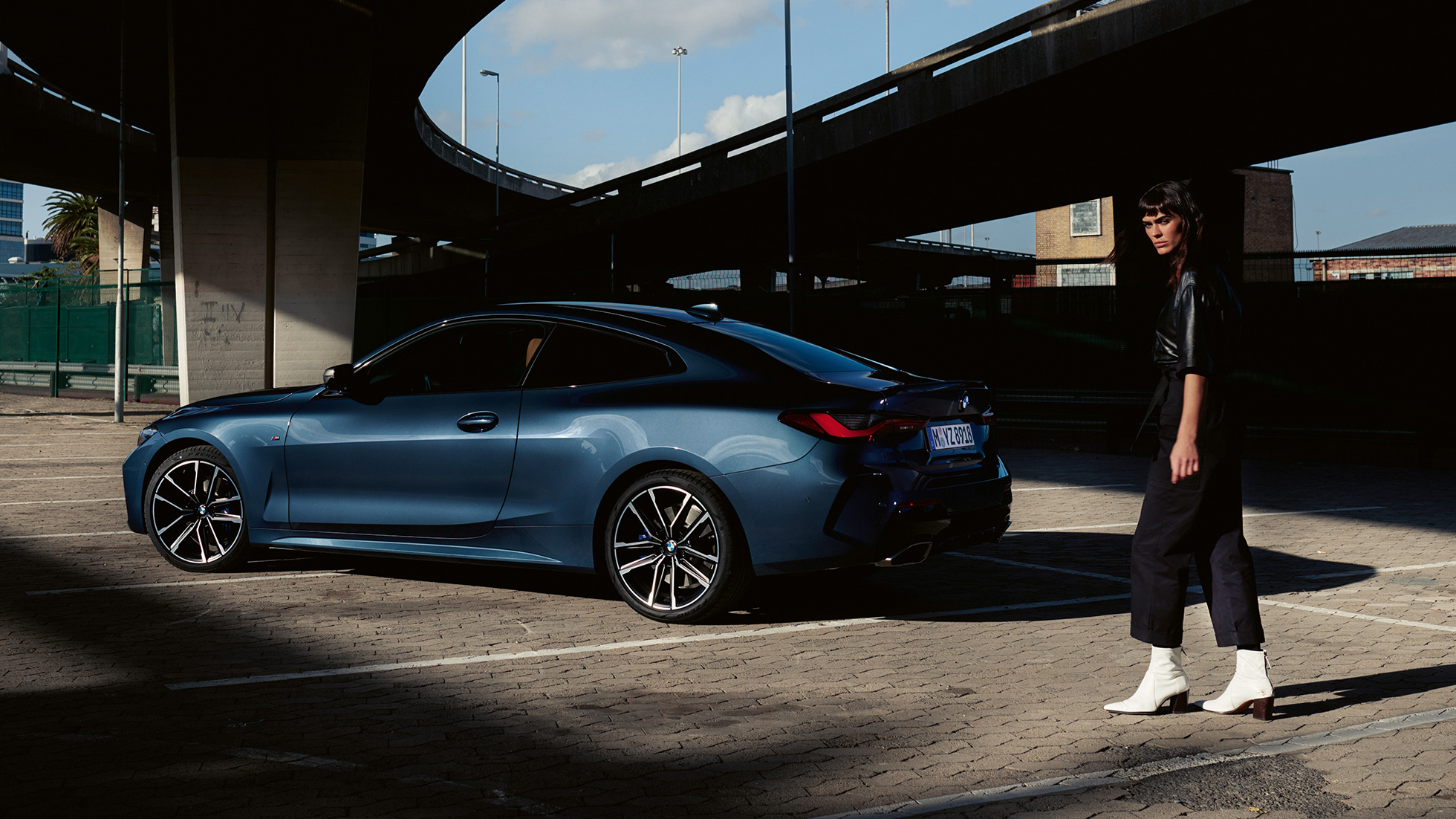 Sānskats, lēzena jumta līnija, BMW 4. sērijas Coupé, G22, 2020 BMW 4. sērijas Coupé, G22, 2020, metāliska Arctic Race Blue krāsa, sānskats, lēzena jumta līnija