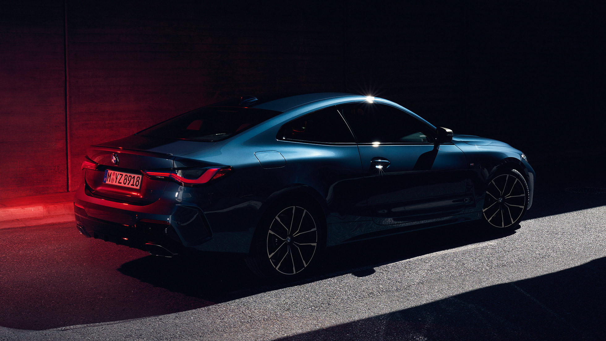 Trīs ceturtdaļu aizmugures skats, plecs ar Hofmeistera izliekumu, BMW 4. sērijas Coupé, G22 BMW 4. sērijas Coupé, G22, 2020, metāliska Arctic Race Blue krāsa, trīs ceturtdaļu aizmugures skats, plecs ar Hofmeistera izliekumu