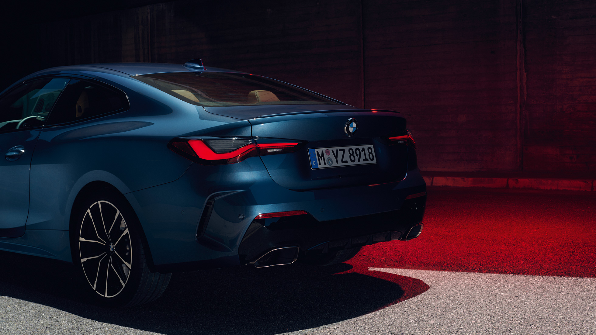 Trīs ceturtdaļu aizmugures skats, izpūtēja caurules, BMW 4. sērijas Coupé, G22, 2020 BMW 4. sērijas Coupé, G22, 2020, metāliska Arctic Race Blue krāsa, trīs ceturtdaļu aizmugures skats, izpūtēja caurules