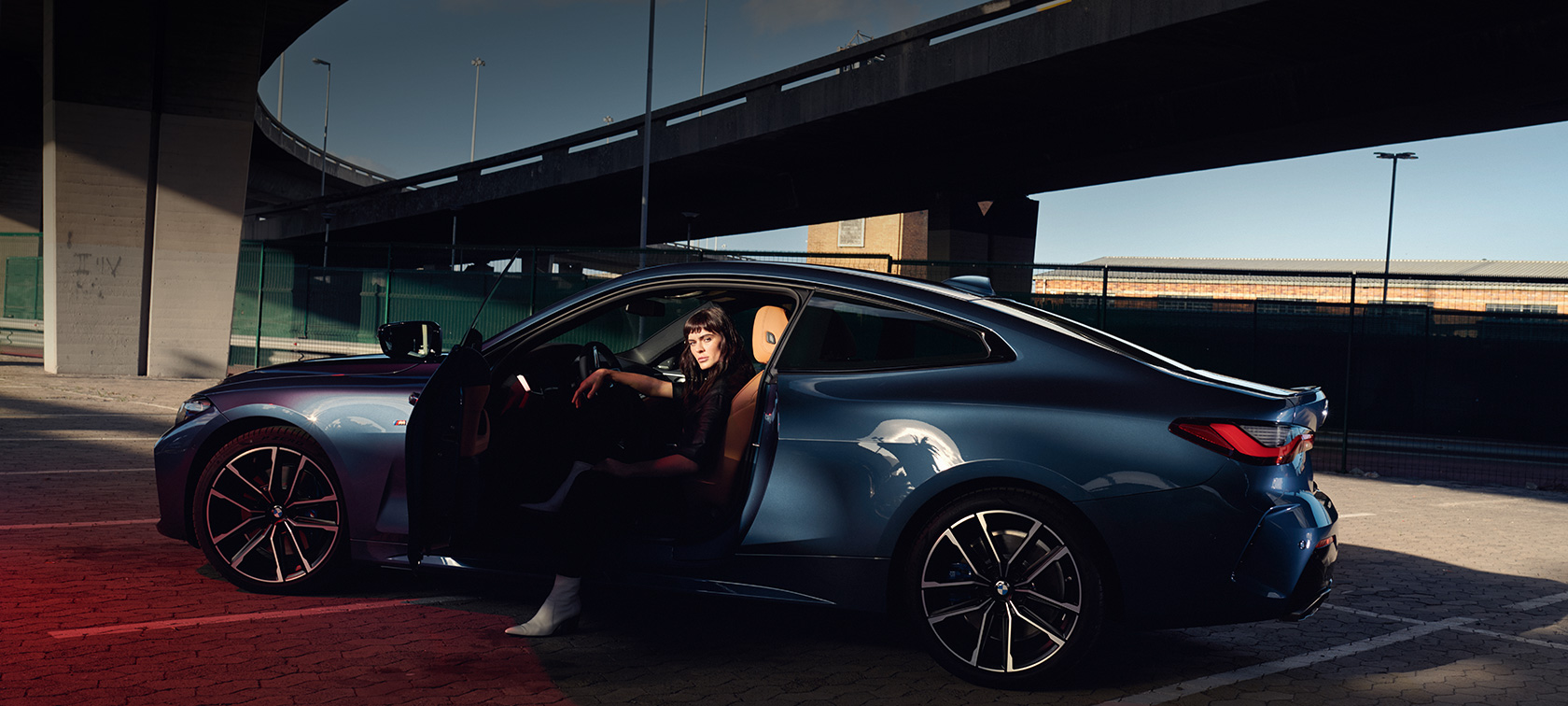 Trīs ceturtdaļu aizmugures skats, BMW 4. sērijas Coupé, G22, 2020 BMW 4. sērijas Coupé, G22, 2020, metāliska Arctic Race Blue krāsa, trīs ceturtdaļu aizmugures skats, aizmugurējie lukturi ar blakus automobilim stāvošu modeli