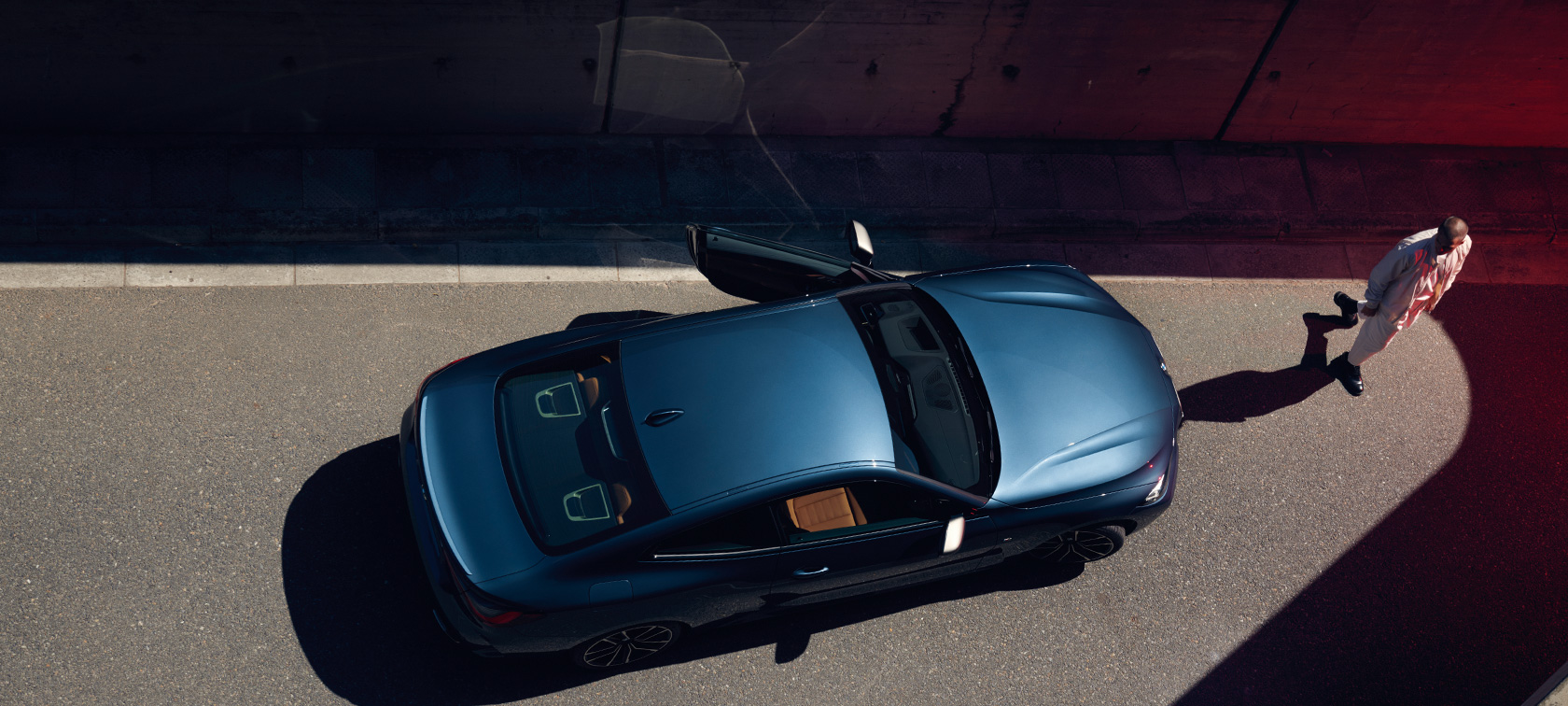 Skats no augšas, BMW 4. sērijas Coupé, G22, 2020 BMW 4. sērijas Coupé, G22, 2020, metāliska Arctic Race Blue krāsa, skats no augšas ar modeli