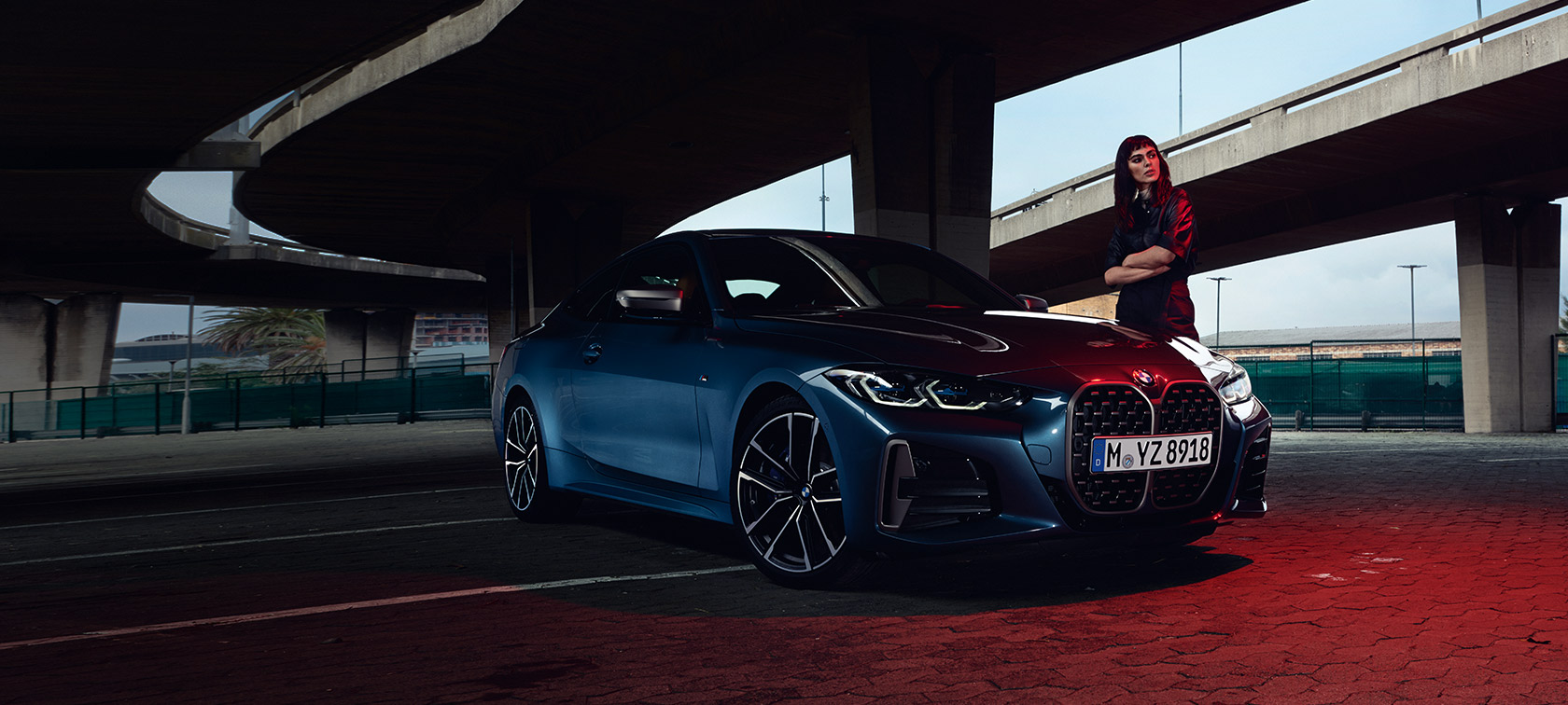 BMW 4. sērijas Coupé, G22, 2020, trīs ceturtdaļu priekšpuses skats ar modeli