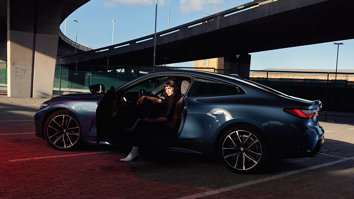 Sānskats, vieglmetāla diski, BMW 4. sērijas Coupé, G22, 2020 BMW 4. sērijas Coupé, G22, 2020, metāliska Arctic Race Blue krāsa, sānskats, vieglmetāla diski, modelis automobilī ar atvērtām durvīm