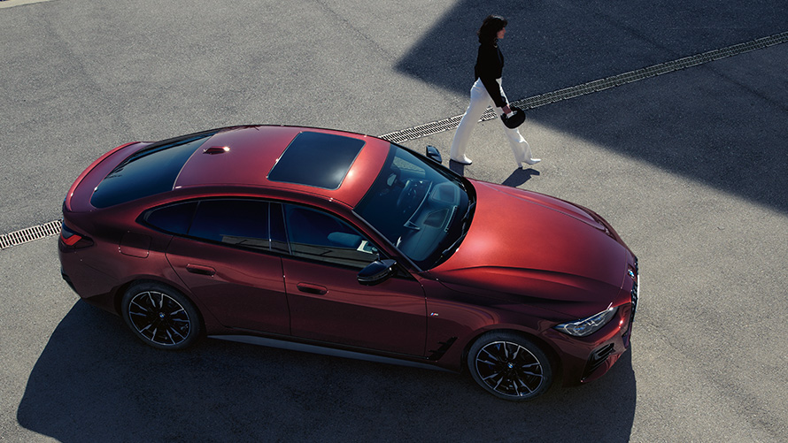 BMW 4. sērijas Gran Coupé, G26, BMW Individual metāliska Aventurine Red krāsa, skats no putna lidojuma BMW 4. sērijas Gran Coupé, G26, BMW Individual metāliska Aventurine Red krāsa, skats no putna lidojuma