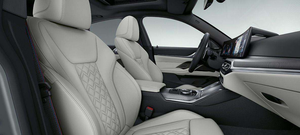 Merino ādas apdare, Ivory White krāsa, BMW 4. sērijas Gran Coupé, G26, 2021, salons BMW Individual paplašināta Merino ādas apdare, Ivory White krāsa, BMW 4. sērijas Gran Coupé, Individual, G26, 2021, salons, kokpits