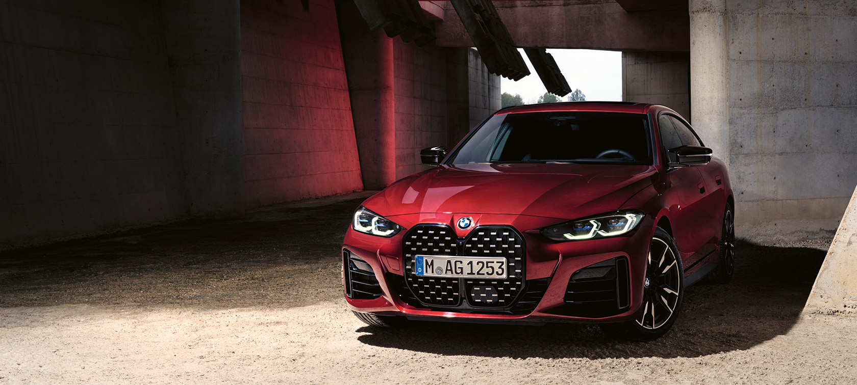BMW 4. sērijas Gran Coupé, G26, BMW Individual metāliska Aventurine Red krāsa, trīs ceturtdaļu priekšpuses skats