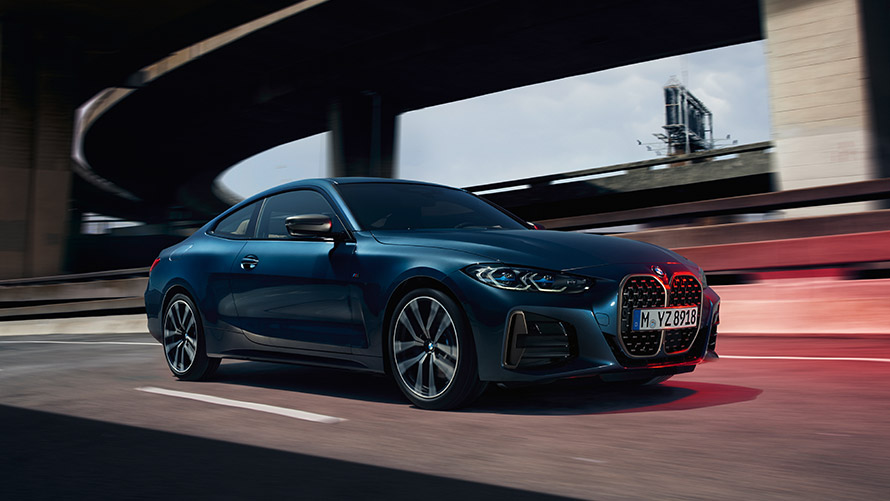 BMW 4. sērijas Coupé, G22, trīs ceturtdaļu sānskats uz ceļa BMW 4. sērija, BMW 4. sērijas Coupé, G22, otrā paaudze, trīs ceturtdaļu sānskats uz ceļa