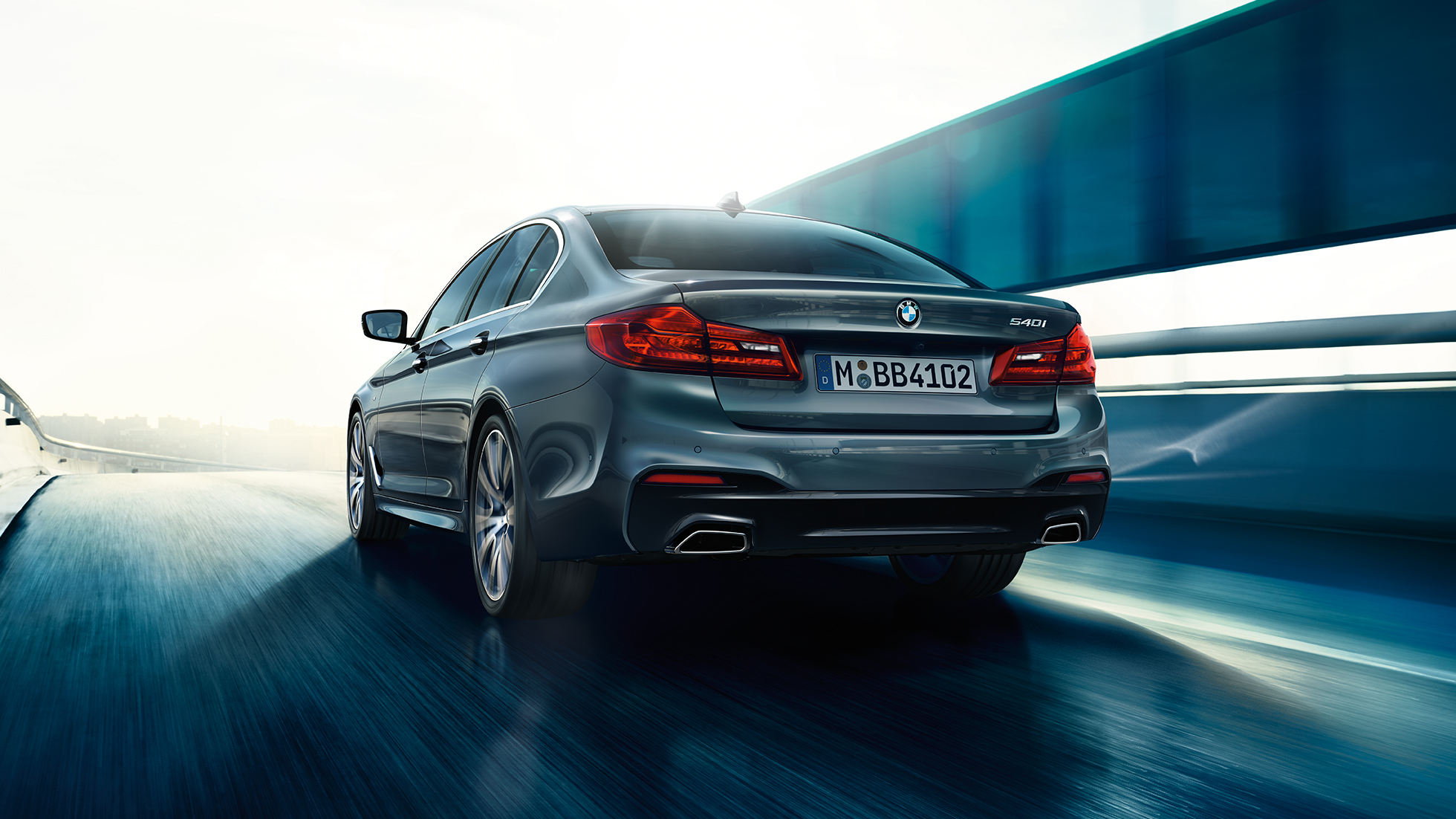 Aizmugure, BMW 5. sērijas Sedan BMW 5. sērijas Sedan, 540i Sedan G30, metāliska Bluestone krāsa, aizmugures skats