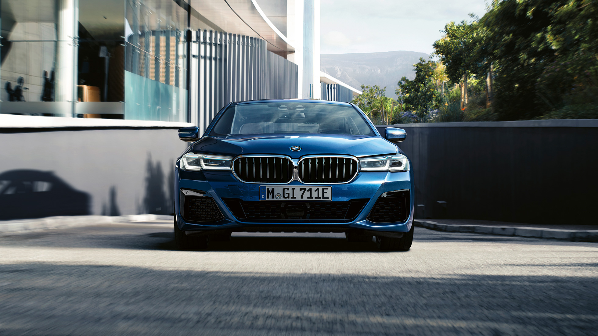 Dubultais elipsveida režģis un priekšējais spoileris, BMW 5. sērijas Sedan, G30 Dubultais elipsveida režģis un priekšējais spoileris, BMW 5. sērijas Sedan, G30, atjaunināts, 2020, Phytonic Blue krāsa, tuvplāns, priekšpuse