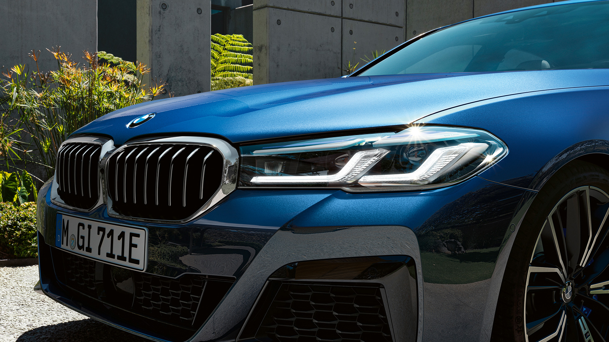 BMW Laserlight, BMW 5. sērijas Sedan, G30 BMW Laserlight, BMW 5. sērijas Sedan, G30, atjaunināts, 2020, Phytonic Blue krāsa, tuvplāns, priekšpuse