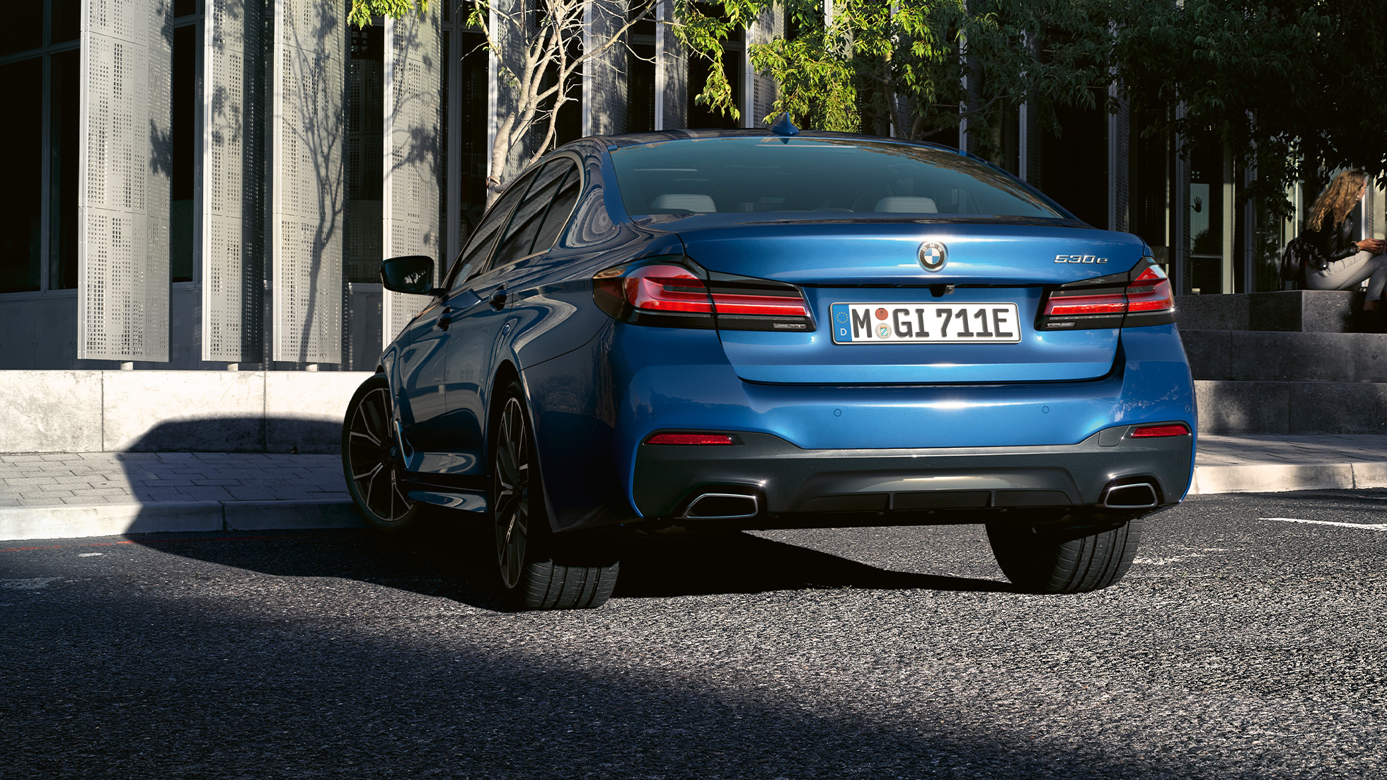 Aizmugurējais apakšējais spoileris, BMW 5. sērijas Sedan, G30 Brīvas formas izpūtēja caurules, BMW 5. sērijas Sedan, G30, atjaunināts, 2020, Phytonic Blue krāsa, tuvplāns, aizmugure