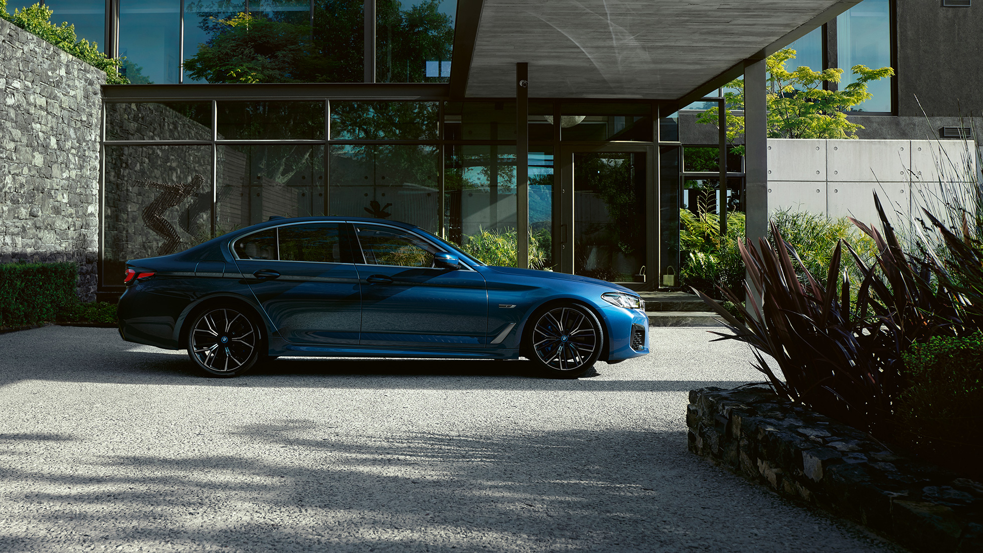Virsbūve, BMW 5. sērijas Sedan, G30 BMW 5. sērijas Sedan, G30, atjaunināts, 2020, Phytonic Blue krāsa, sānskats, novietots automobilis