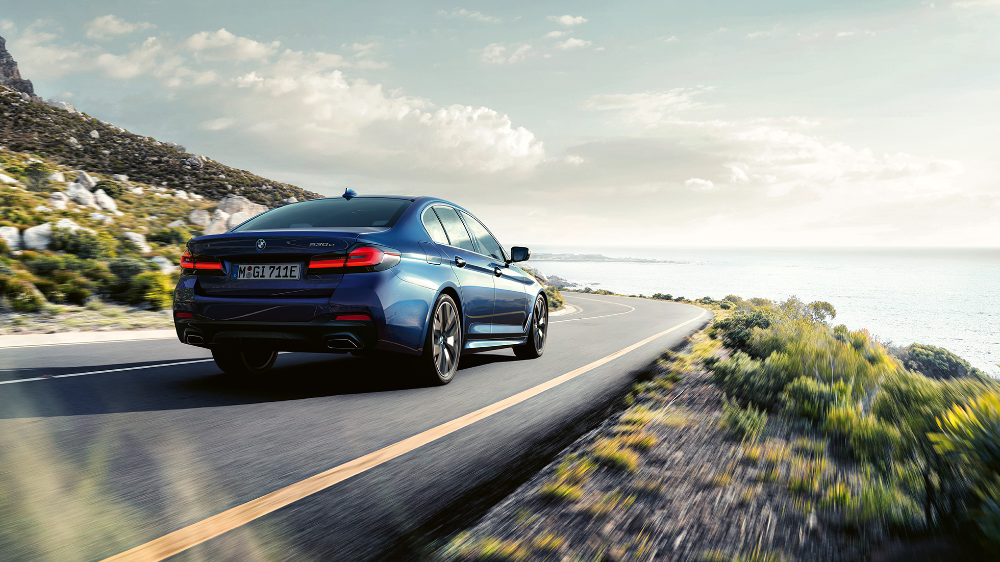Braukšanas dinamika, BMW 5. sērijas Sedan, G30 Braukšanas dinamika, BMW 5. sērijas Sedan, G30, Phytonic Blue krāsa, trīs ceturtdaļu aizmugures skats, braucošs automobilis