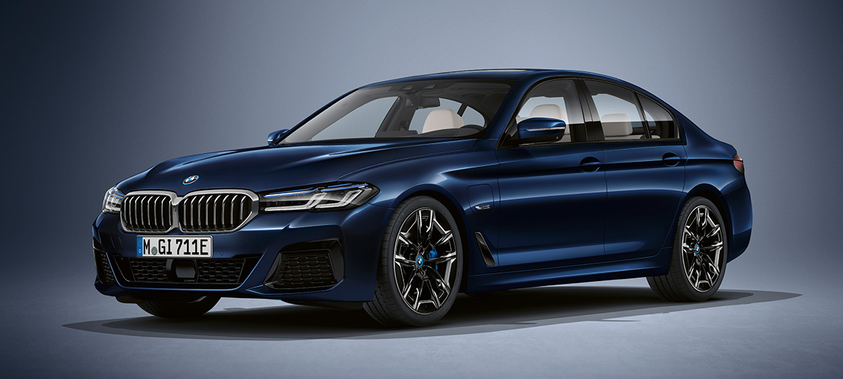 Individual krāsa, BMW 5. sērijas Sedan, G30 BMW 5. sērijas Sedan, Individual, G30, atjaunināts, 2020, trīs ceturtdaļu priekšpuses skats, stāvošs automobilis