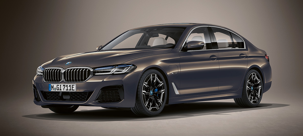 Individual krāsa, BMW 5. sērijas Sedan, G30 BMW 5. sērijas Sedan, Individual, G30, atjaunināts, 2020, trīs ceturtdaļu priekšpuses skats, stāvošs automobilis