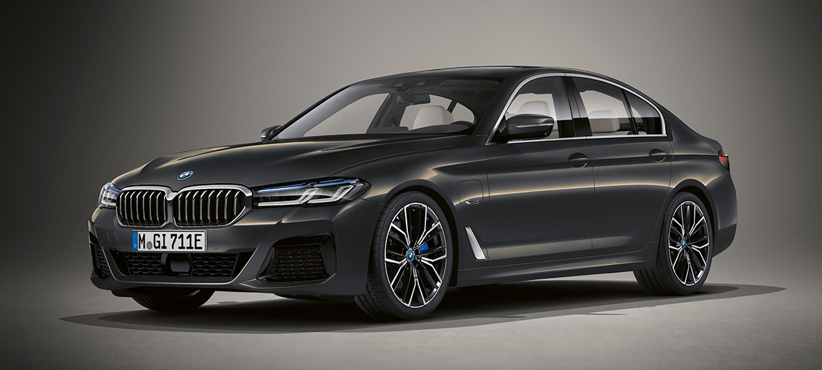 Individual krāsa, BMW 5. sērijas Sedan, G30 BMW 5. sērijas Sedan, Individual, G30, atjaunināts, 2020, trīs ceturtdaļu priekšpuses skats, stāvošs automobilis