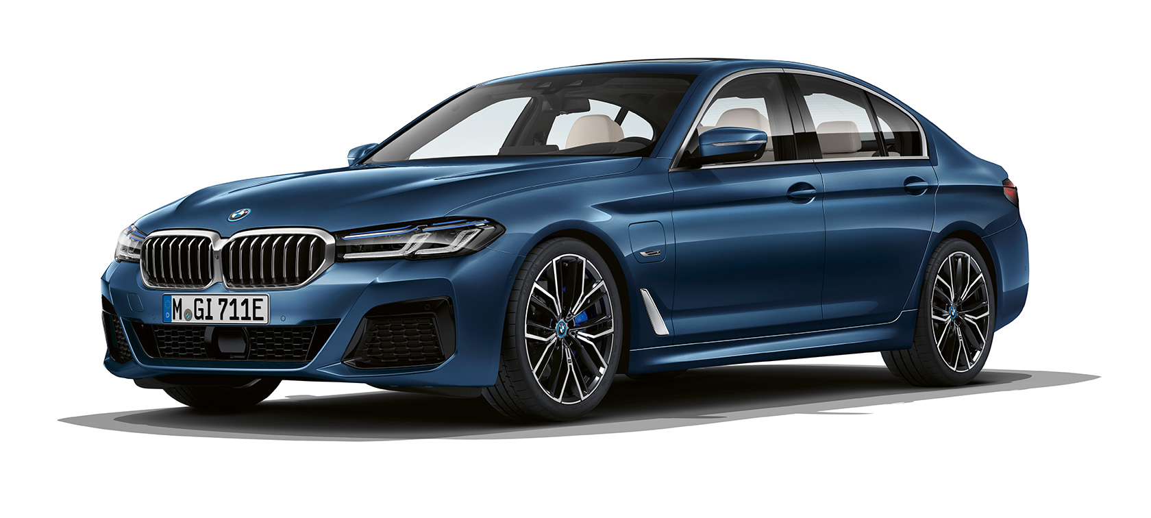 BMW 5. sērijas Sedan, G30, stāvošs automobilis BMW 5. sērijas Sedan, G30, atjaunināts, 2020, trīs ceturtdaļu priekšpuses skats, stāvošs automobilis