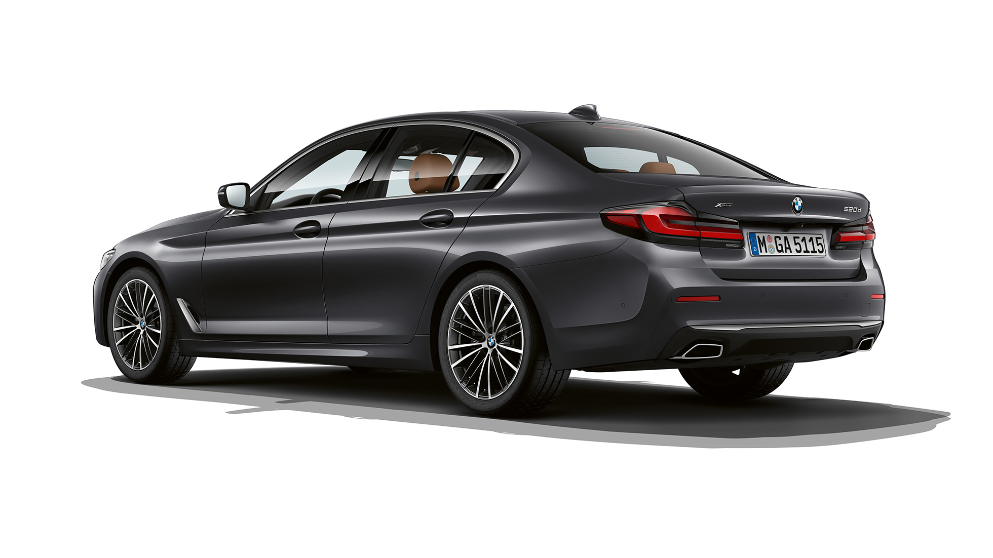 BMW 5. sērijas Sedan, G30, pamata aprīkojums, aizmugure BMW 5. sērijas Sedan, 540i, G30, 2020, pamata aprīkojums Sophisto Grey krāsā, trīs ceturtdaļu aizmugures skats