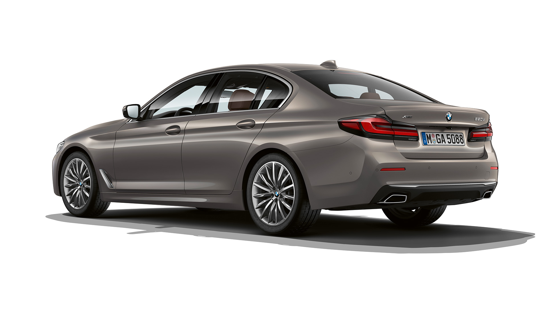 BMW 5. sērijas Sedan, G30, Luxury Line, aizmugure BMW 5. sērijas Sedan, 520d, xDrive, G30, 2020, Luxury Line Bernina Grey krāsā, trīs ceturtdaļu aizmugures skats