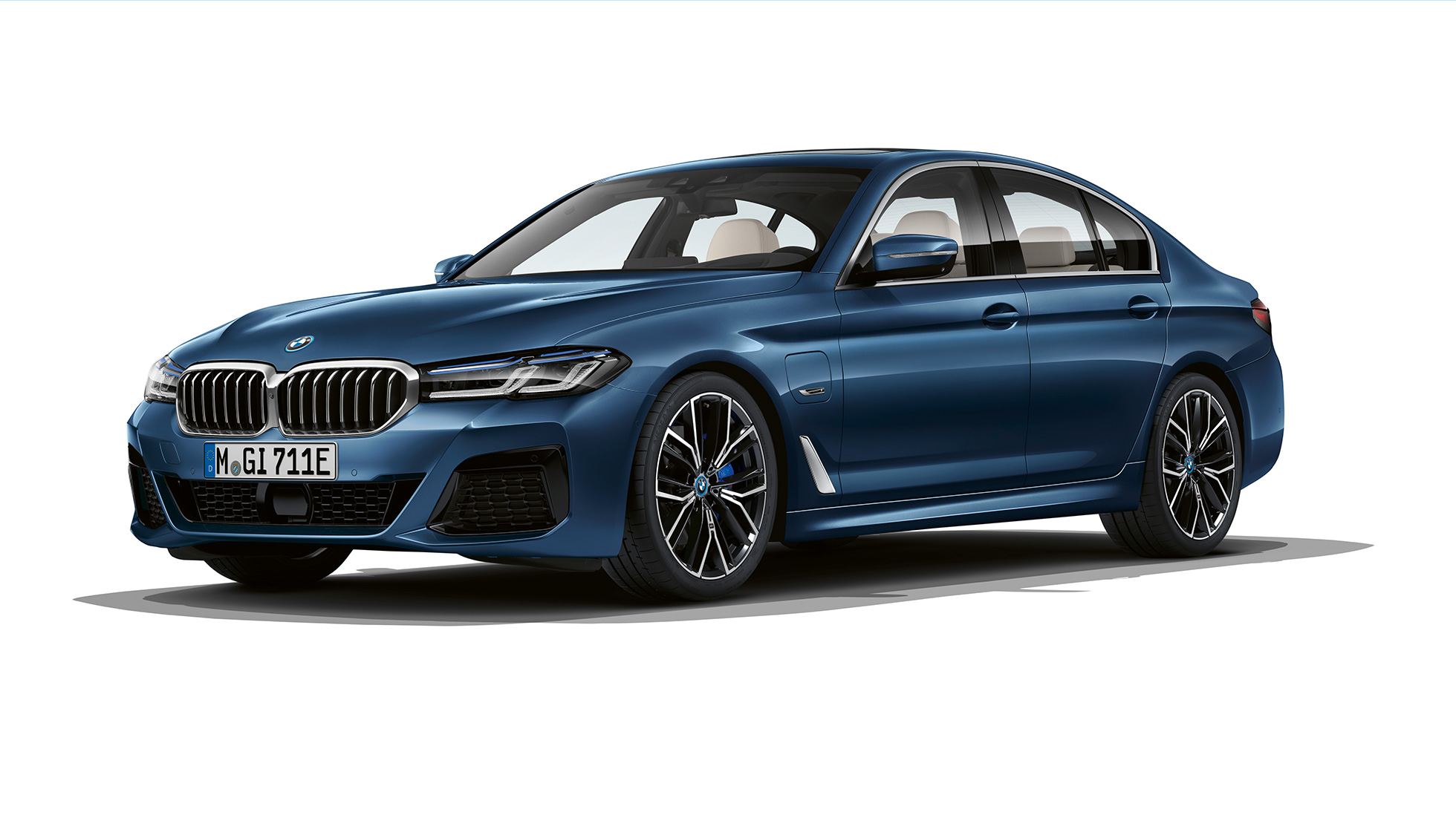 BMW 5. sērijas Sedan, G30, hibrīdauto, M sporta pakotne, priekšpuse BMW 5. sērijas Sedan, 520d, xDrive, G30, 2020, M sporta pakotne Alpine White krāsā, trīs ceturtdaļu priekšpuses skats