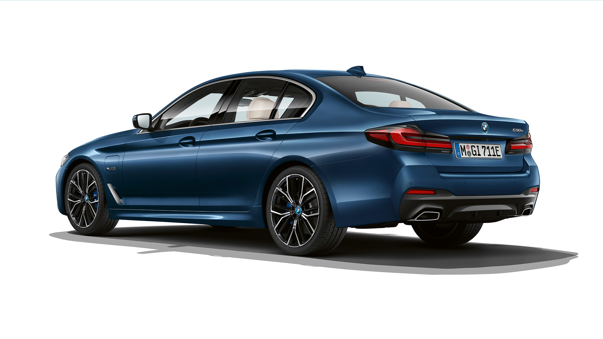 BMW 5. sērijas Sedan, G30, hibrīdauto, M sporta pakotne, aizmugure BMW 5. sērijas Sedan, 520d, xDrive, G30, 2020, M sporta pakotne Alpine White krāsā, trīs ceturtdaļu aizmugures skats