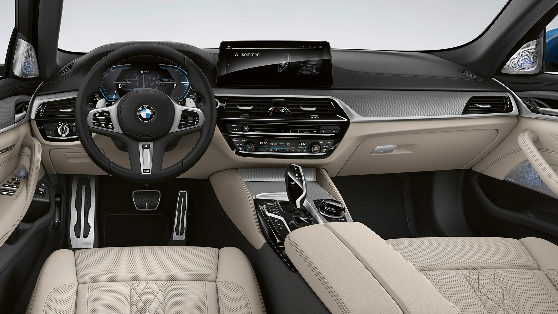 Kokpits, BMW 5. sērijas Sedan hibrīdauto, G30, M sporta pakotne Kokpits, BMW 5. sērijas Sedan, 520d, xDrive, G30, 2020, M sporta pakotne, Dakota āda Black krāsā ar kontrastējošu šuvumu, Blue krāsa, salons