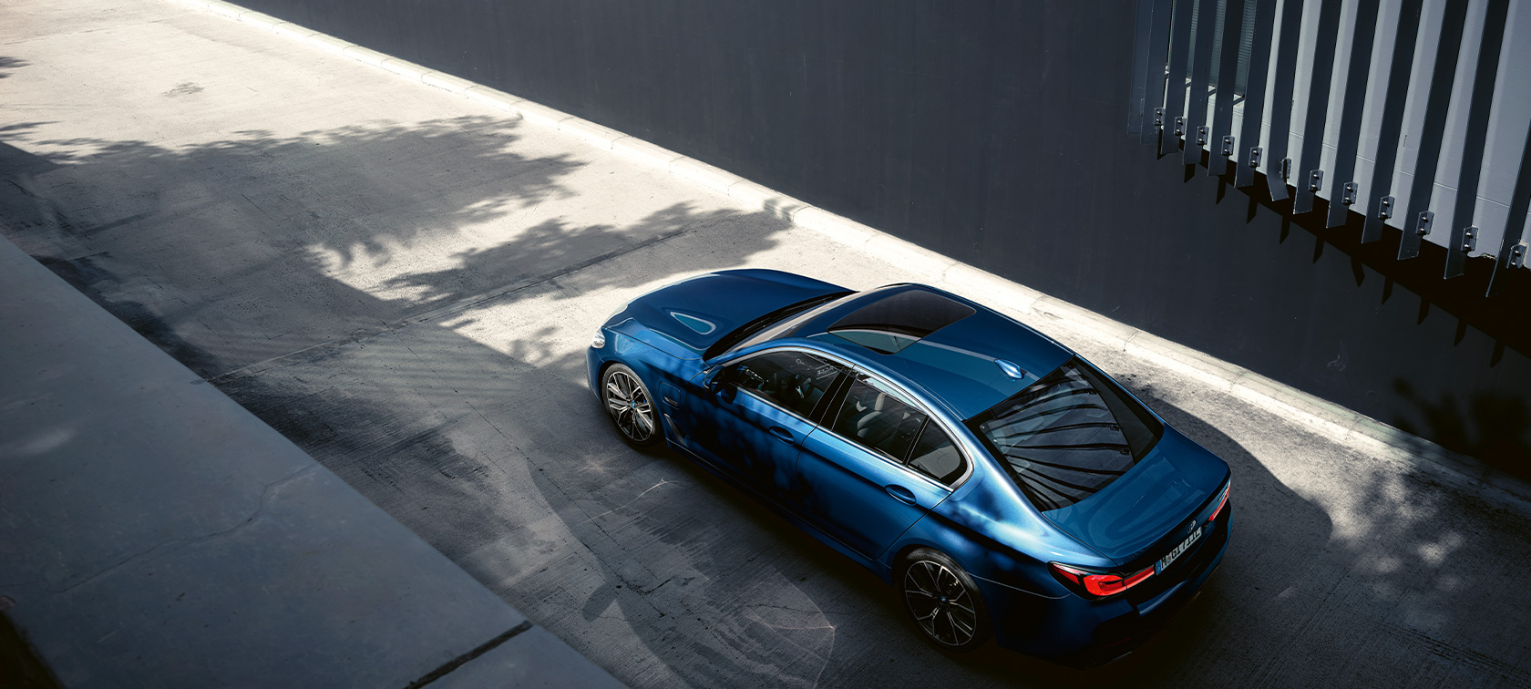BMW 5. sērijas Sedan, G30, stāvošs automobilis BMW 5. sērijas Sedan, G30, atjaunināts, 2020, Phytonic Blue krāsa, skats no putna lidojuma