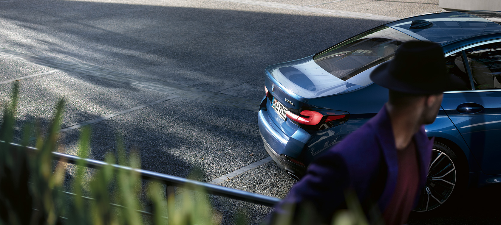 Vīrietis stāv aiz novietota BMW, BMW 5. sērijas Sedan, G30 BMW 5. sērijas Sedan, G30, 2020, vīrietis stāv aiz novietota BMW