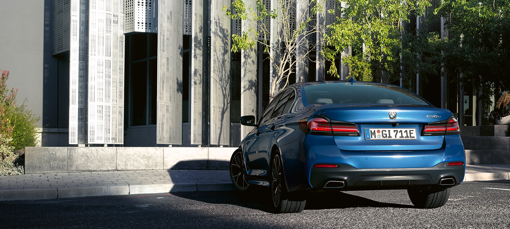 BMW 5. sērijas Sedan, stāvošs automobilis BMW 5. sērijas Sedan, G30, atjaunināts, 2020, Phytonic Blue krāsa, aizmugures skats, stāvošs automobilis