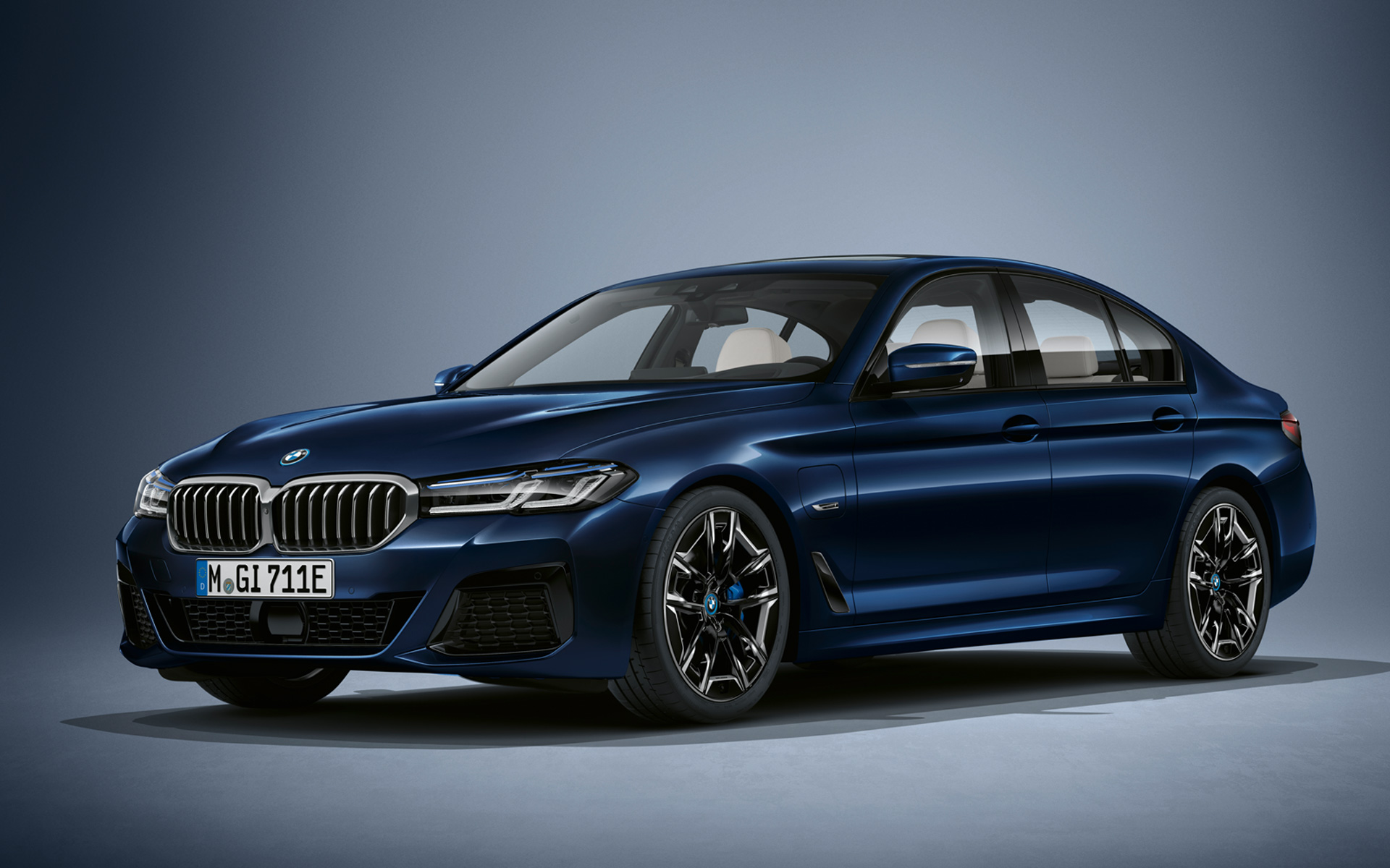 BMW 5. sērijas Sedan G30, LCI, BMW Individual metāliska Tanzanite Blue krāsa BMW 5. sērijas Sedan, Individual, G30, atjaunināts, 2020, trīs ceturtdaļu priekšpuses skats, stāvošs automobilis BMW Individual metāliskā Tanzanite Blue krāsā