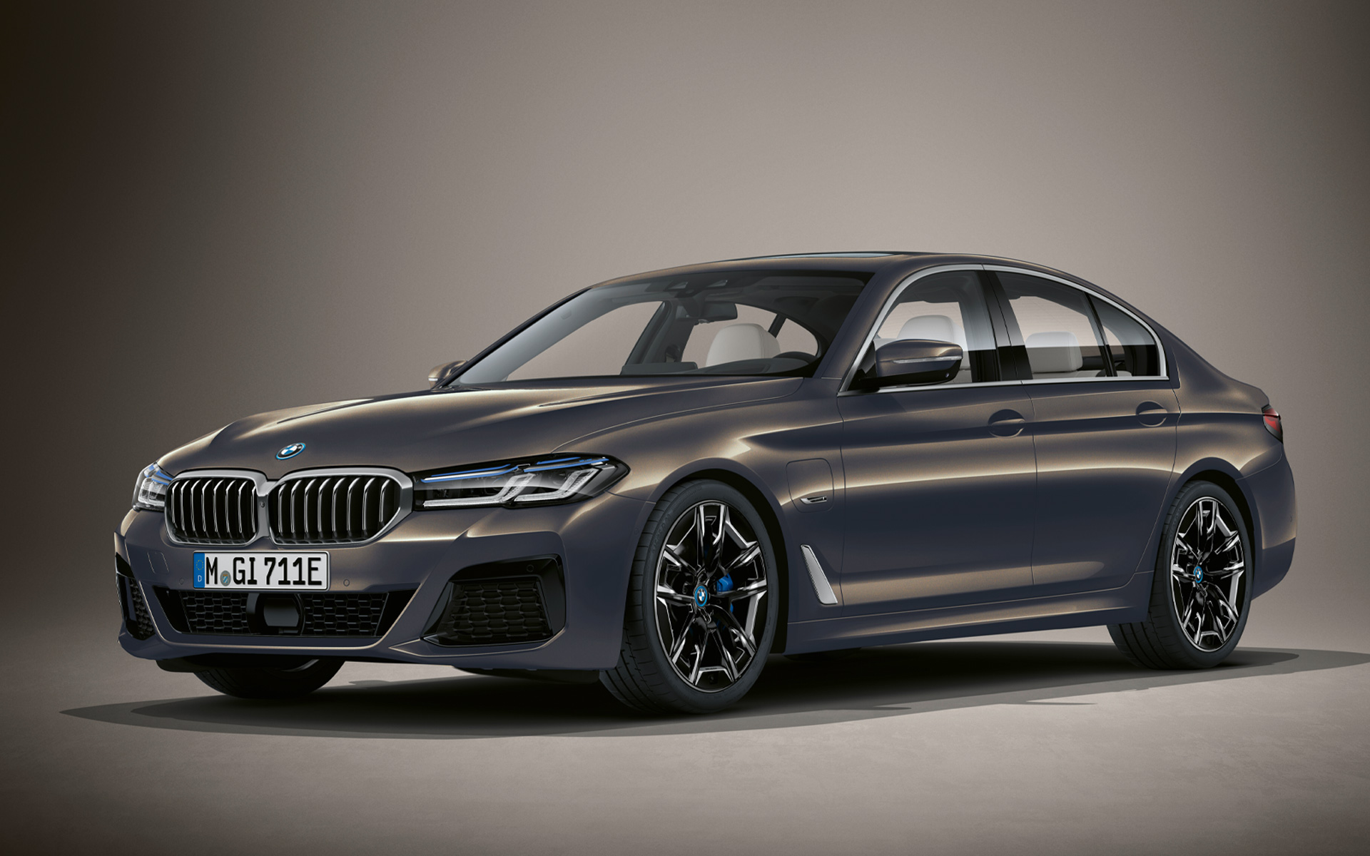 BMW 5. sērijas Sedan G30, LCI, BMW Individual metāliska Alvite Grey krāsa BMW 5. sērijas Sedan Individual G30, atjaunināts, 2020, trīs ceturtdaļu priekšpuses skats, stāvošs automobilis BMW Individual metāliskā Alvite Grey krāsā