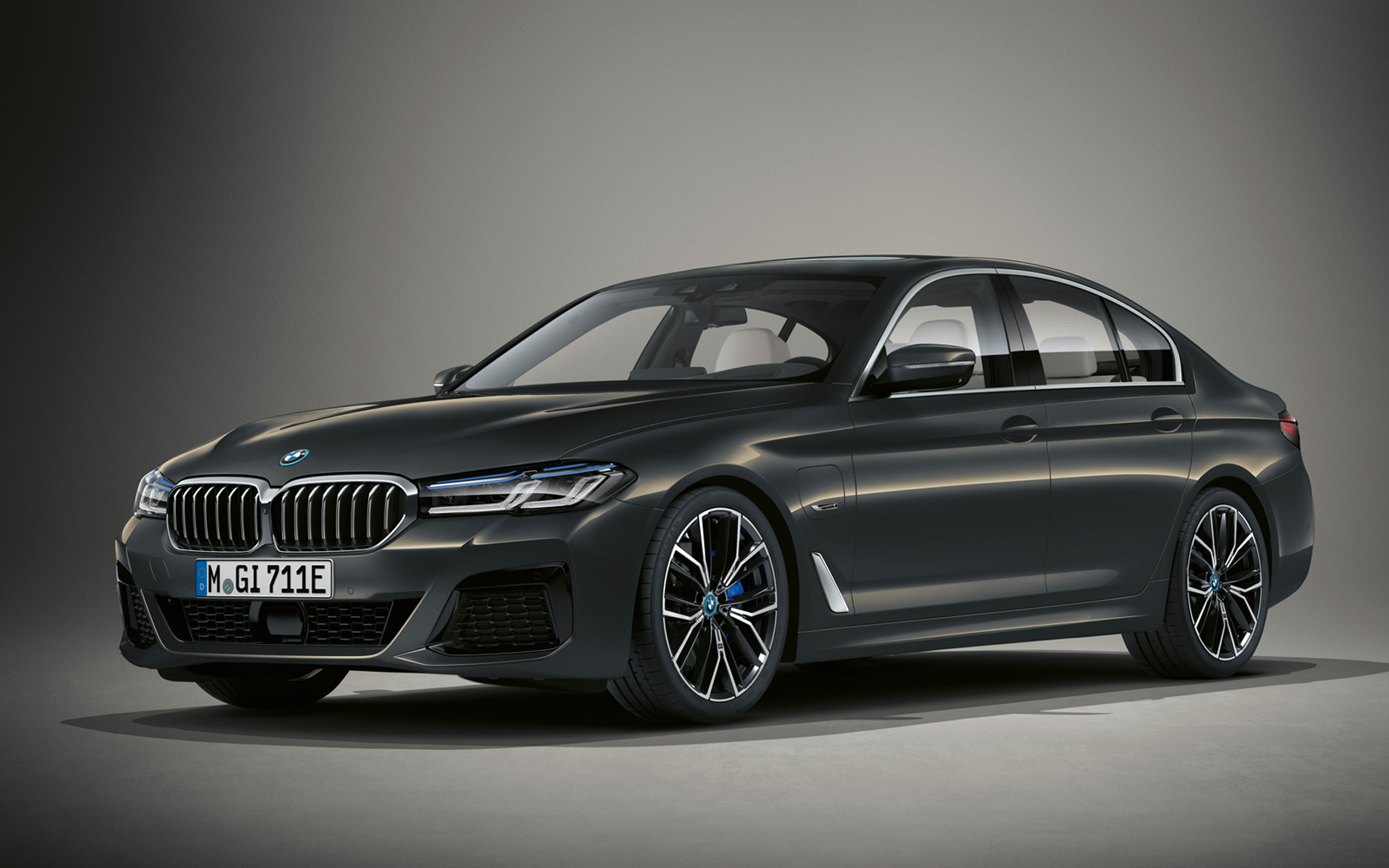BMW 5. sērijas Sedan G30, LCI, BMW Individual metāliska Alvite Grey krāsa BMW 5. sērijas Sedan Individual G30, atjaunināts, 2020, trīs ceturtdaļu priekšpuses skats, stāvošs automobilis BMW Individual metāliskā Dravit Grey krāsā