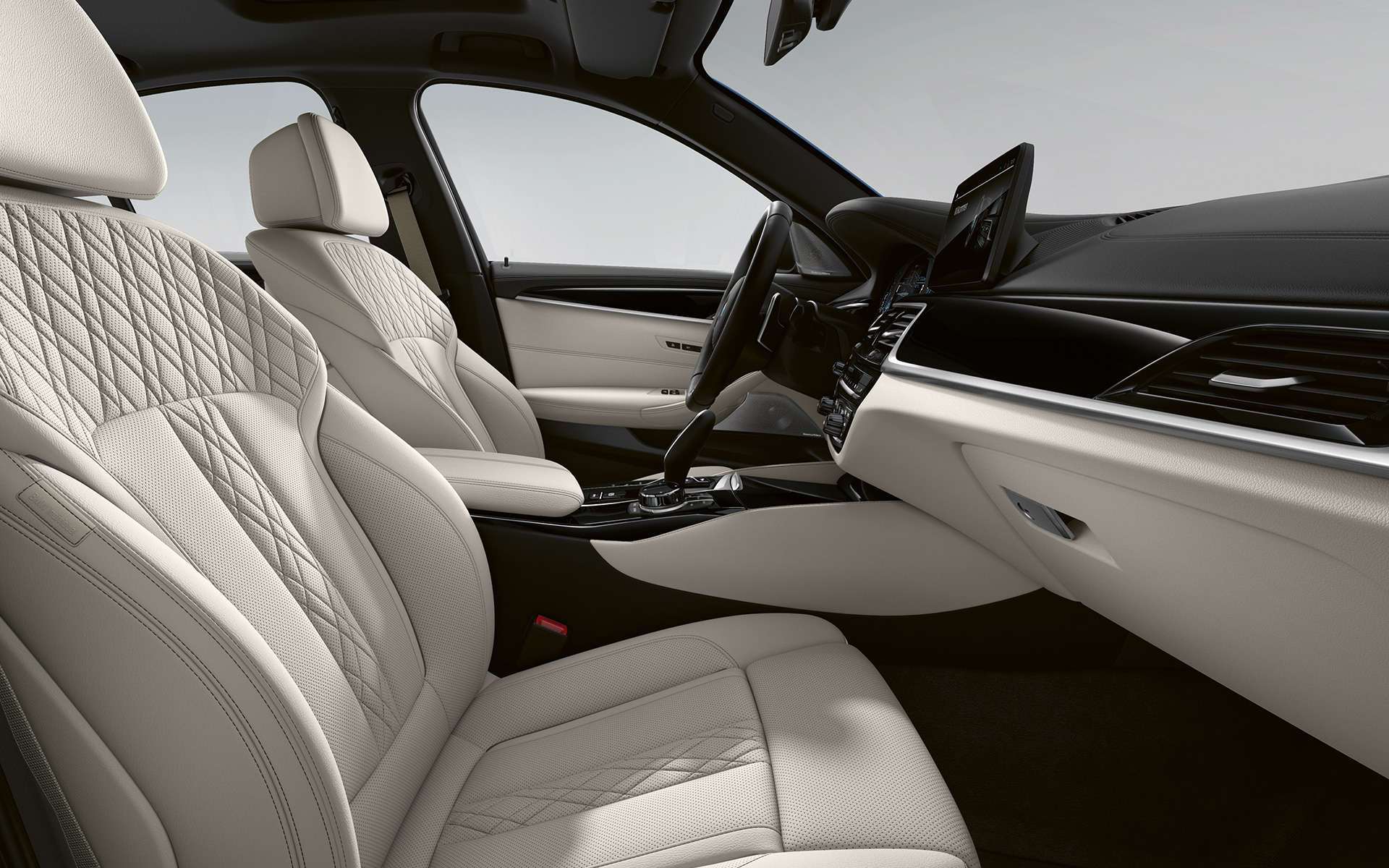BMW 5. sērijas Sedan G30, atjaunināts, 2020, salons ar BMW Individual pilnu Merino ādas apdari – Smoke White krāsa BMW 5. sērijas Sedan G30, atjaunināts, 2020, salons ar BMW Individual pilnu Merino ādas apdari – Smoke White krāsa