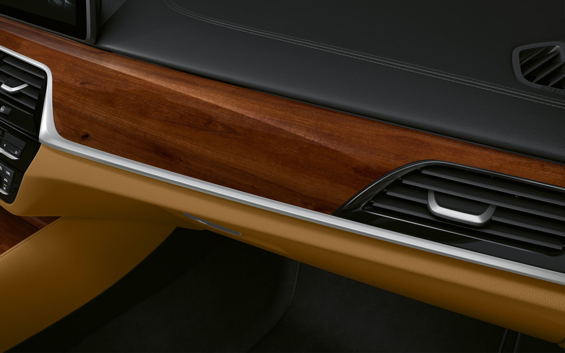 BMW 5. sērijas Sedan G30, LCI, detalizēts kokpits, BMW Individual smalkkoka apdares elementi mirdzošā Plum Brown krāsā ar akcentējošu apdares elementu Pearl Chrome krāsā BMW 5. sērijas Sedan G30, LCI, atjaunināts, 2020, detalizēts kokpits, BMW Individual smalkkoka apdares elementi mirdzošā Plum Brown krāsā ar akcentējošu apdares elementu Pearl Chrome krāsā